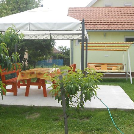 Ferienwohnung Nora Apartman Balatonfůzfő Exterior foto