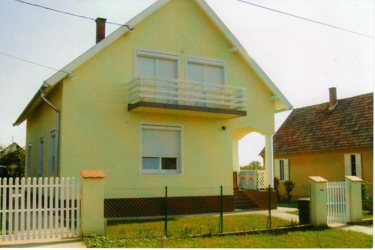 Ferienwohnung Nora Apartman Balatonfůzfő Exterior foto